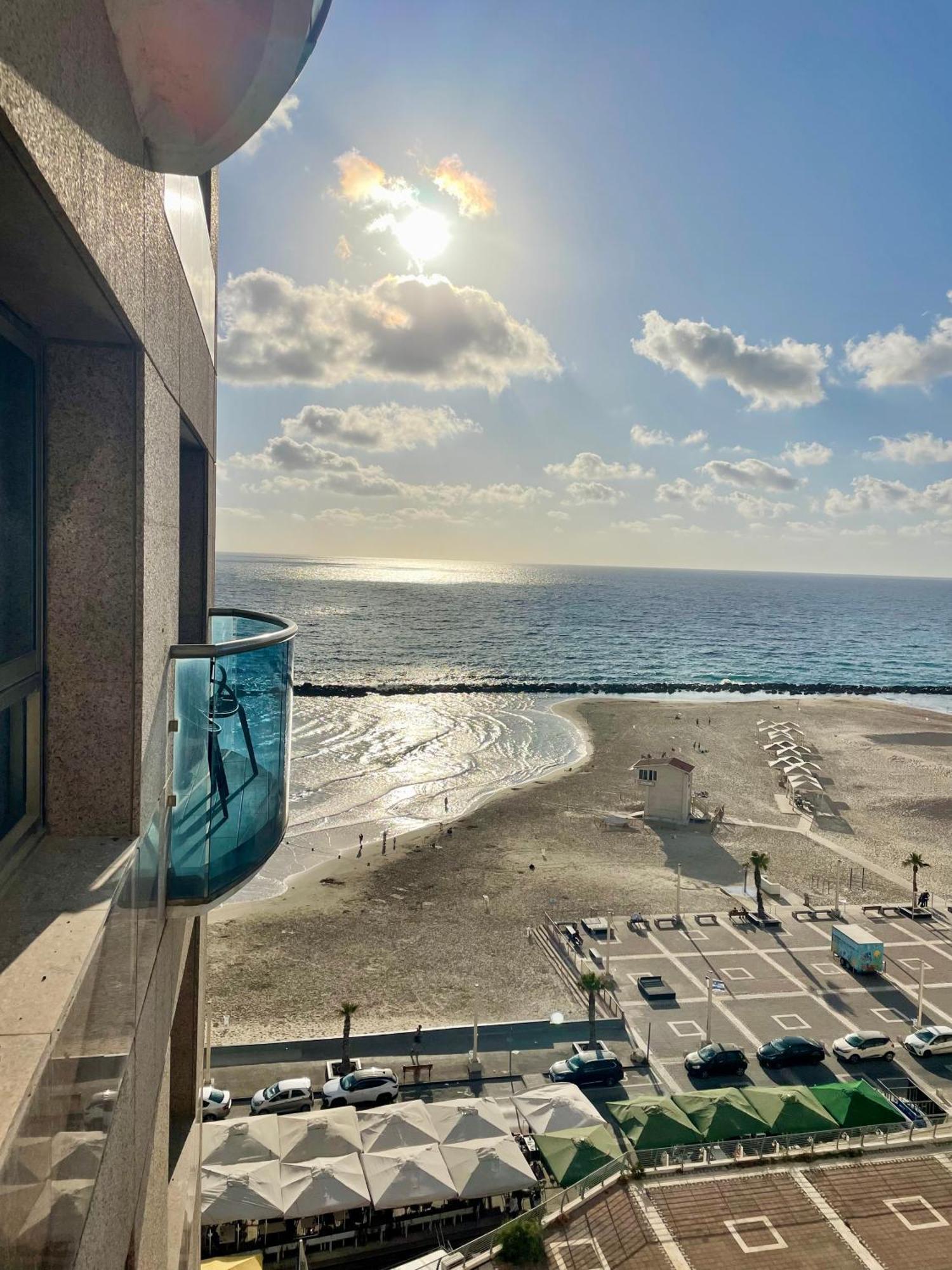 Suite On The Beach Haifa Esterno foto