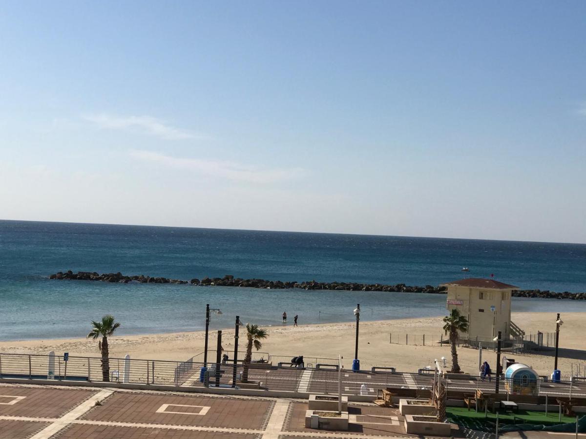 Suite On The Beach Haifa Esterno foto