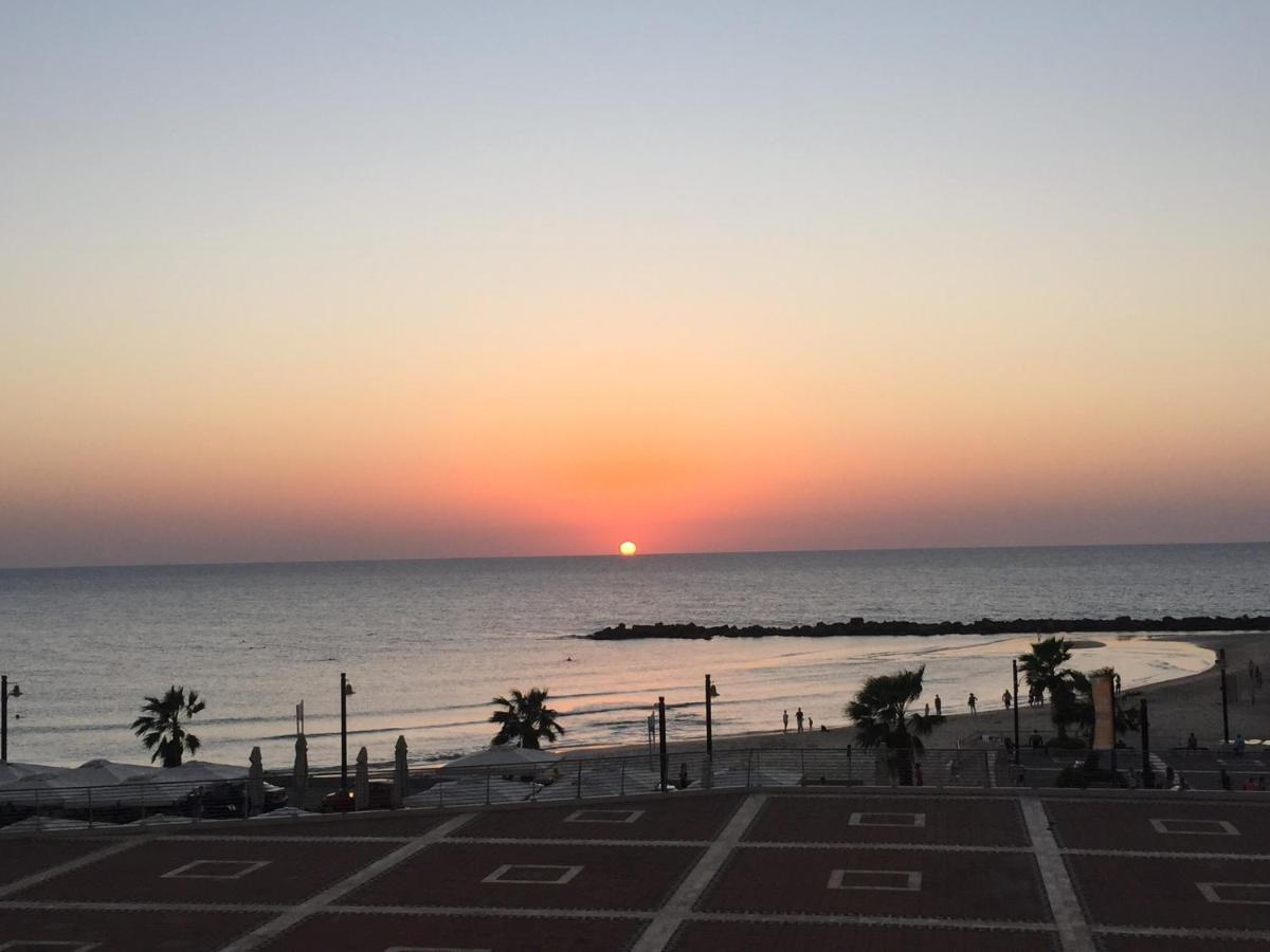 Suite On The Beach Haifa Esterno foto
